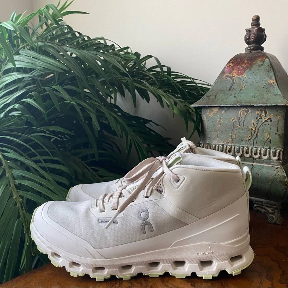 ON CLOUD Cloudroam Waterproof All Terrain Boots Light Grey Women's Size 7